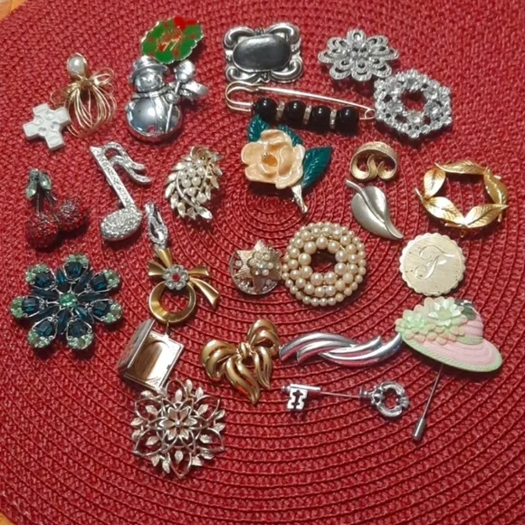 Elegant Gold and Silver Brooch’s - Picture 1 of 6